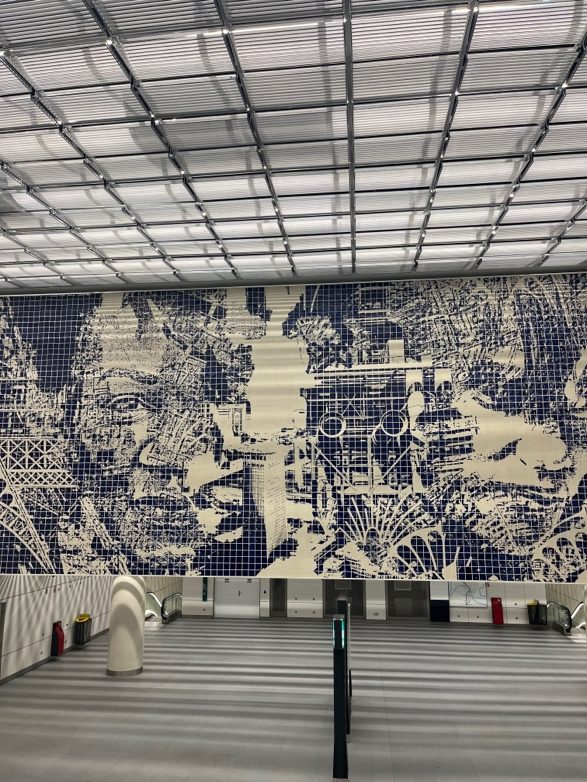 La fresque en mosaïque de la station de l'aéroport d'Orly de la ligne de métro 14.