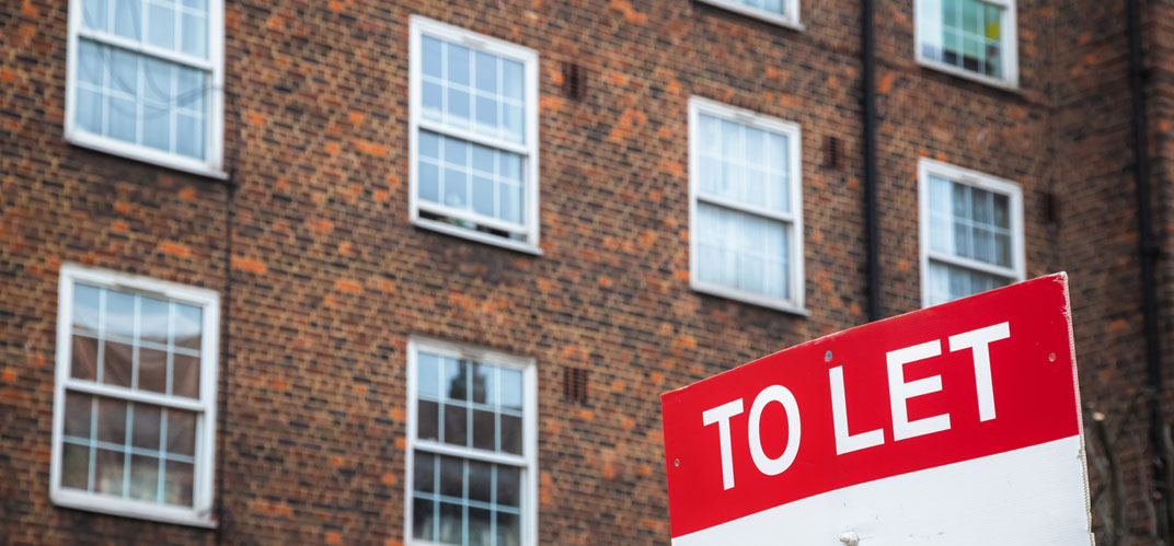 Crise du logement : un panneau indiquant des logements vacants dans une ville anglaise.