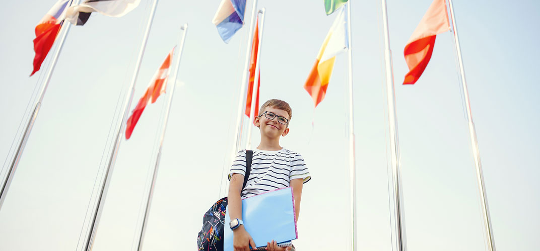 Agenda Union Européenne : un écolier devant les drapeaux des pays membres.