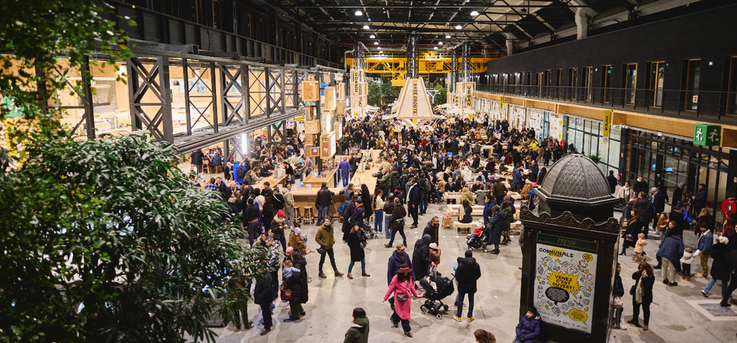 Vue intérieures d'halles gourmandes, étals alléchants et tables pour se restaurer.