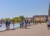 Financement des espaces publics : vue d'une place lumineuse avec un miroir d'eau.