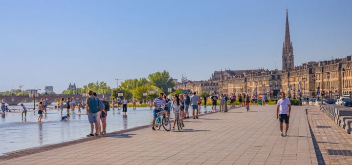 Financement des espaces publics : vue d'une place lumineuse avec un miroir d'eau.