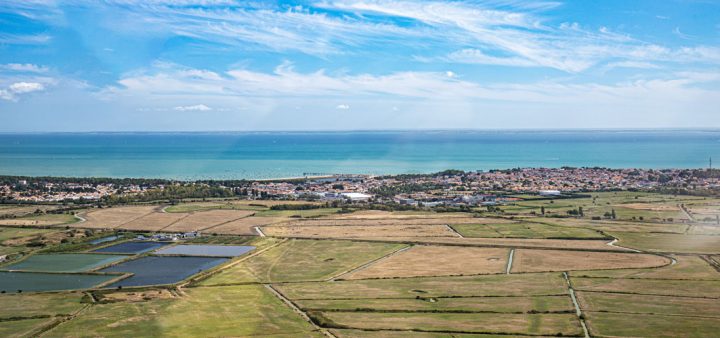 Montée des eaux : vue panoramique d'une ville littorale.