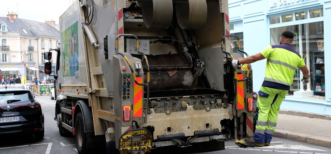 Gestion des déchets par les collectivités : un camion poubelle en centre-ville