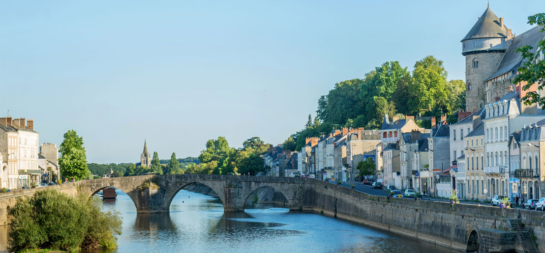 Itw de Florian Bercault : Vue de Laval et de son pont de pierres.