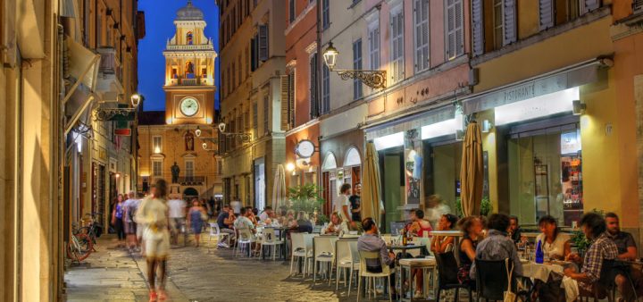 La ville de Parme la nuit