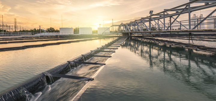 Gestion des eaux : vue d'un barrage en ville