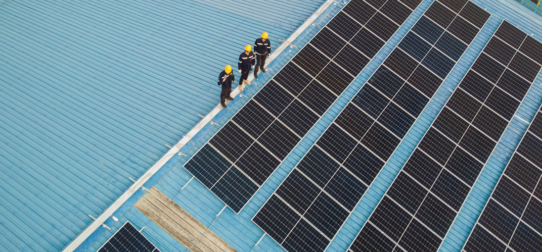 Témoignage de Bruno Servian : des panneaux photovoltaïques installés sur le toit d'un hangar.