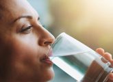 Ressource en eau : une femme buvant un verre d'eau